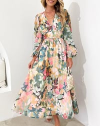 Elegant blomsterkjole med V-udskæring