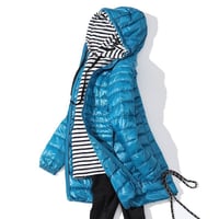 Kevyt puolipitkä takki naisille