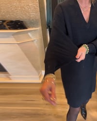 Ensfarvet sweaterkjole med V-halsudskæring