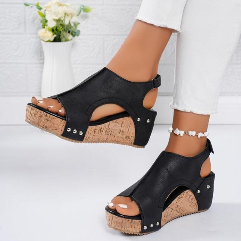 Studded Wedge Peeptoe Sandalen