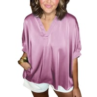 Klassische Bluse aus Seidensatin mit V-Ausschnitt