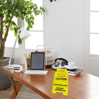 Vorsicht: Überstimulierendes Schild für den Schreibtisch