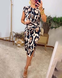 Slimfit animal print kjole med tilspidset talje