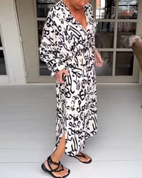 Kleid mit V-Ausschnitt und Buchstabendruck