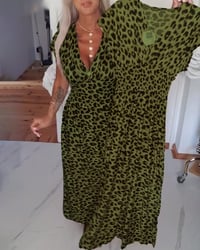Elegantes Kleid mit Leopardenmuster und V-Ausschnitt