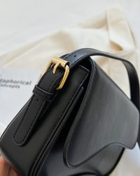 Enkel ensfarvet skuldertaske med flip-cover og magnetisk spænde