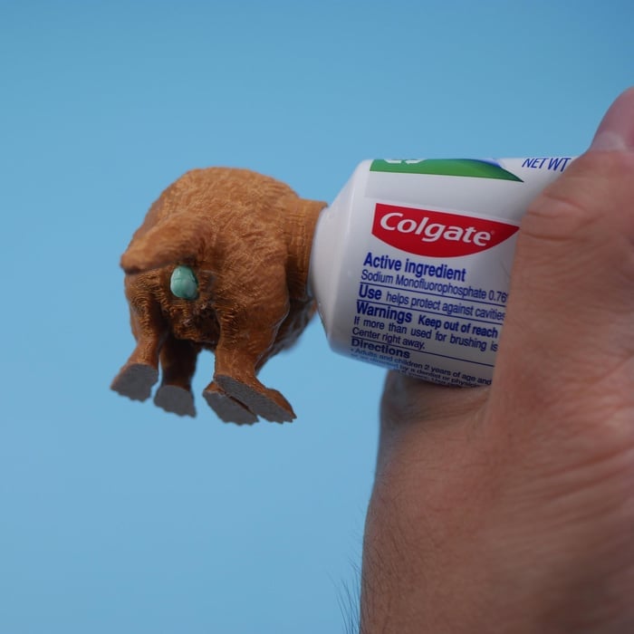 Lustiger Hund-Zahnpastadeckel in Kack-Form