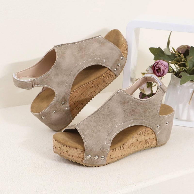 Studded Wedge Peeptoe Sandalen