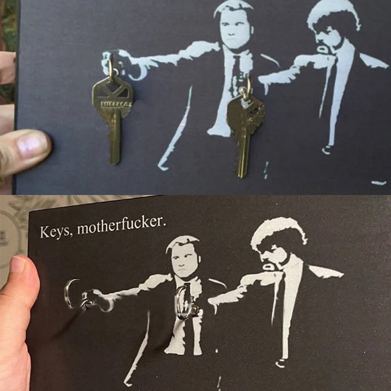 Houten sleutelhanger aan de muur