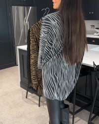 Oversized bluse med zebraprint