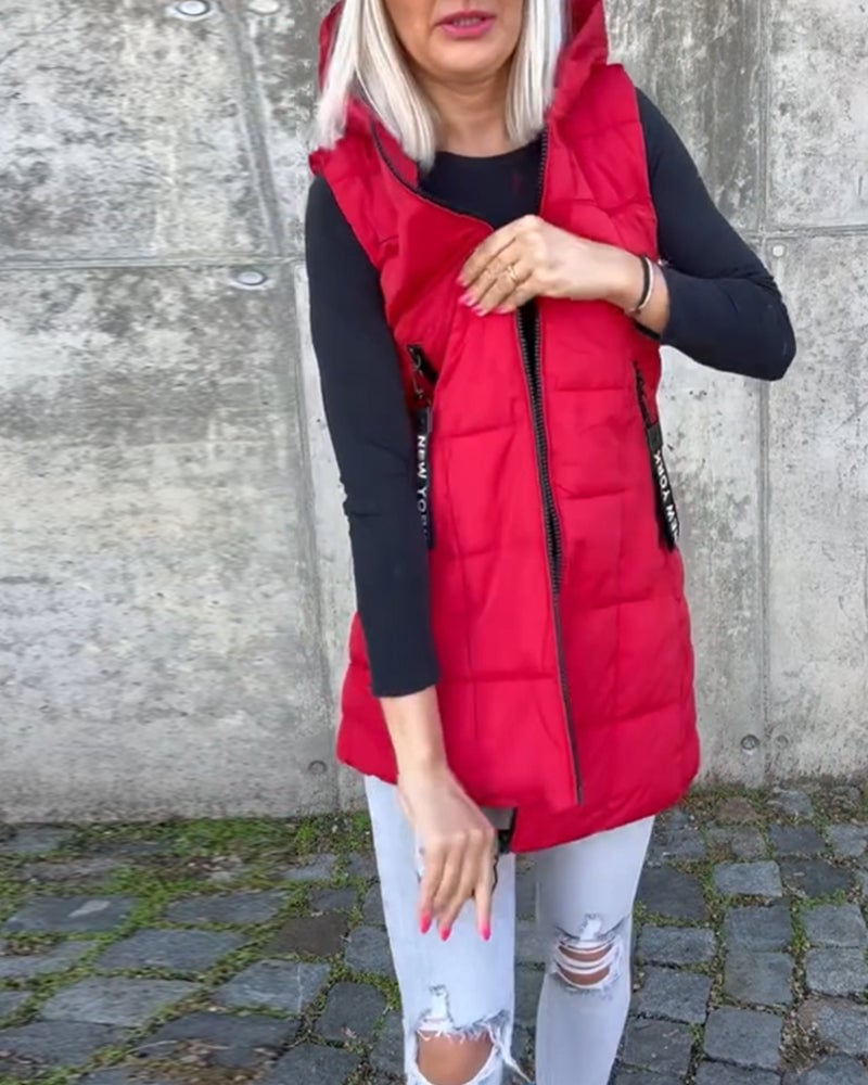 Mouwloze, gewatteerde jas met capuchon en ritssluiting