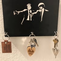Houten sleutelhanger aan de muur