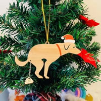 Juldekoration med bajsande hund