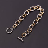 Zweifarbiges, gedrehtes Armreif mit Knoten