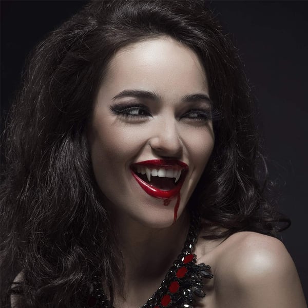 Colmillos de vampiro retráctiles