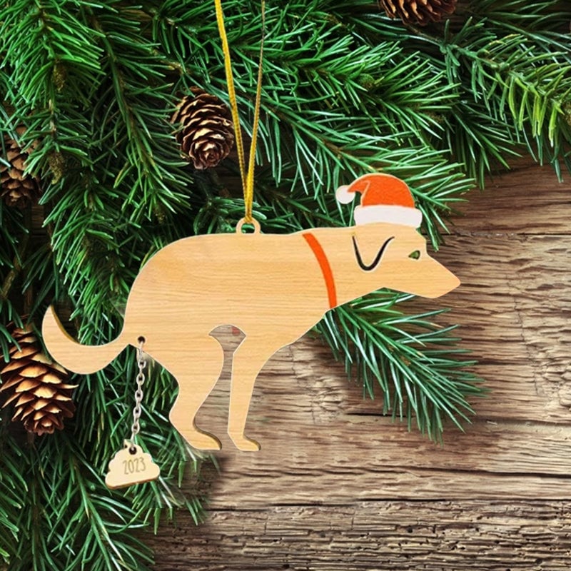 Juldekoration med bajsande hund