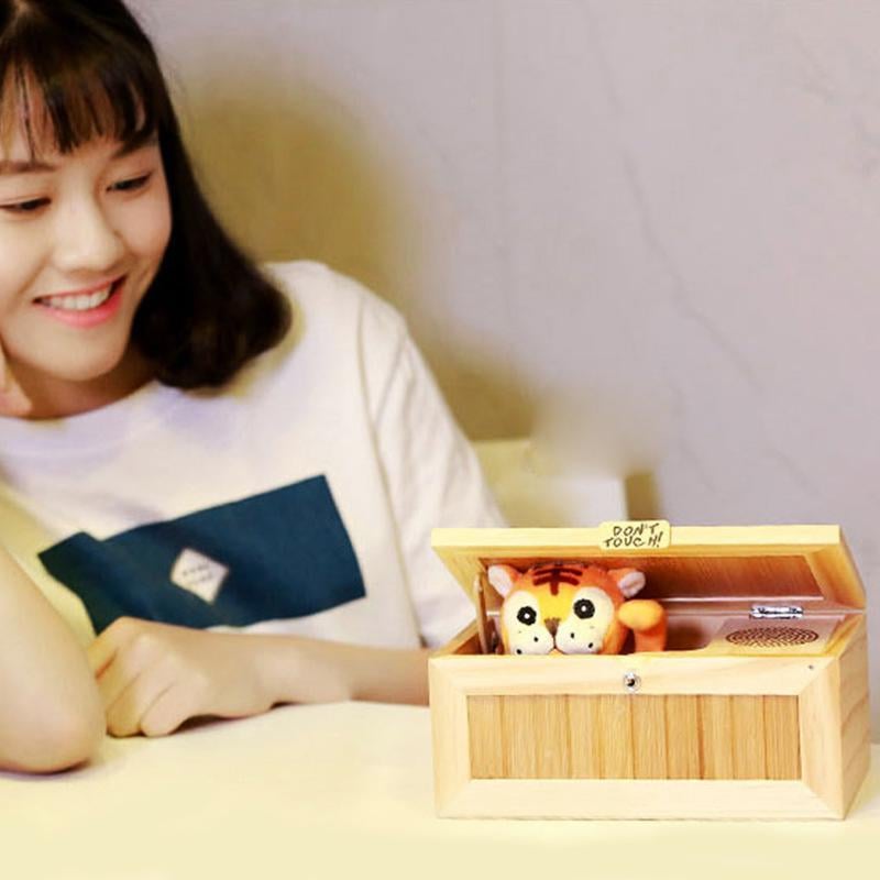 Lustiger Tiger in einer Box