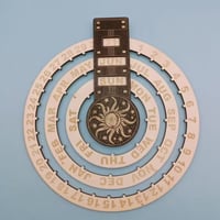 Roterende cirkulær evighedskalender i træ