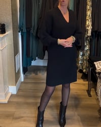 Ensfarvet sweaterkjole med V-halsudskæring