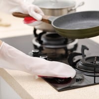 Multifunktionella halkskyddshandskar med borste