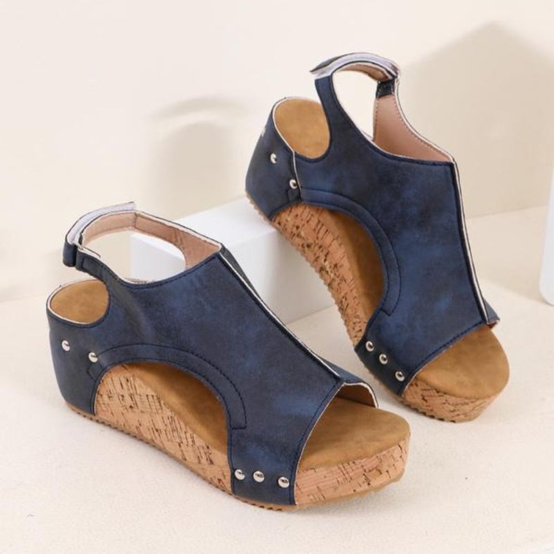Studded Wedge Peeptoe Sandalen