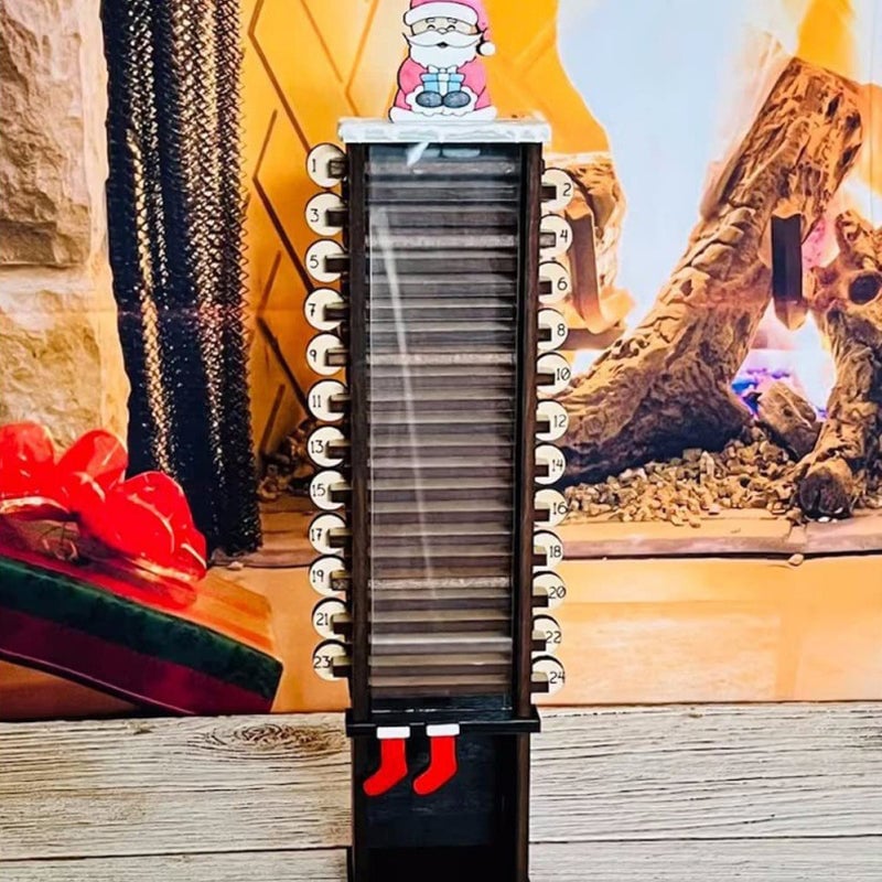 De kerstman komt door de aftelkalender voor de schoorsteen