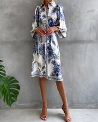 Bedrucktes Kleid mit Laternenärmeln und Reverskragen