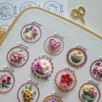 Broderisett med liten blomsterramme