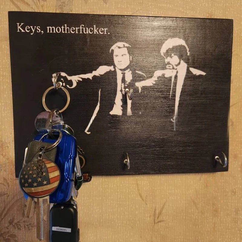 Houten sleutelhanger aan de muur