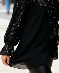 jimeng-2025-11-06-1893-编辑图1，将模特姿势调整为侧身45度微笑提裙，左手轻扶亮片上衣领口，右手自然下垂... 拷贝.jpg