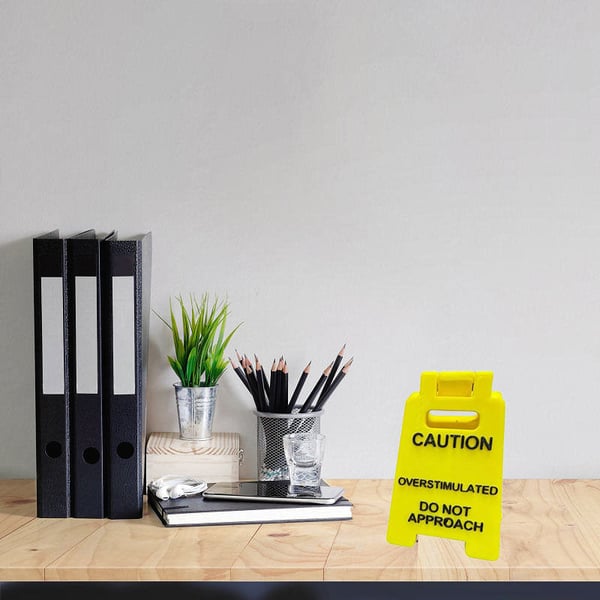 Vorsicht: Überstimulierendes Schild für den Schreibtisch