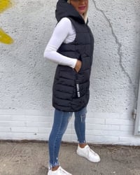 Mouwloze, gewatteerde jas met capuchon en ritssluiting