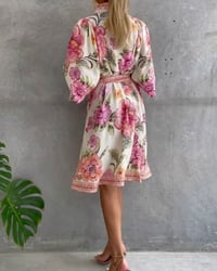 Bedrucktes Kleid mit Laternenärmeln und Reverskragen