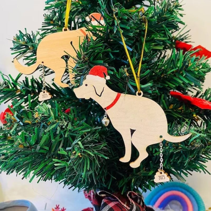 Juldekoration med bajsande hund