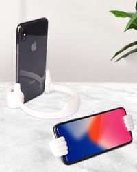 Telefonhalter mit Daumen nach oben
