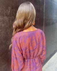 Robe élégante à manches longues et col en V imprimé vintage