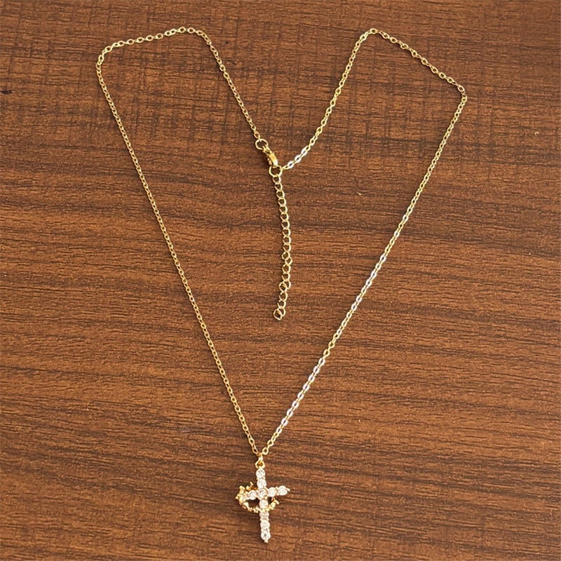 Chokerhalskette mit Kronen- und Kreuzanhänger
