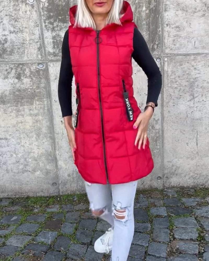Mouwloze, gewatteerde jas met capuchon en ritssluiting