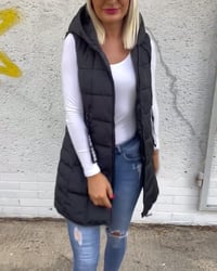 Mouwloze, gewatteerde jas met capuchon en ritssluiting