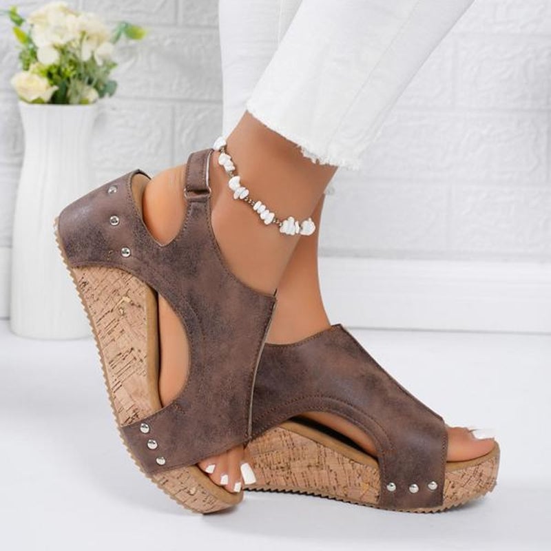 Studded Wedge Peeptoe Sandalen