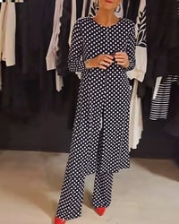Elegant pak met stippen en split
