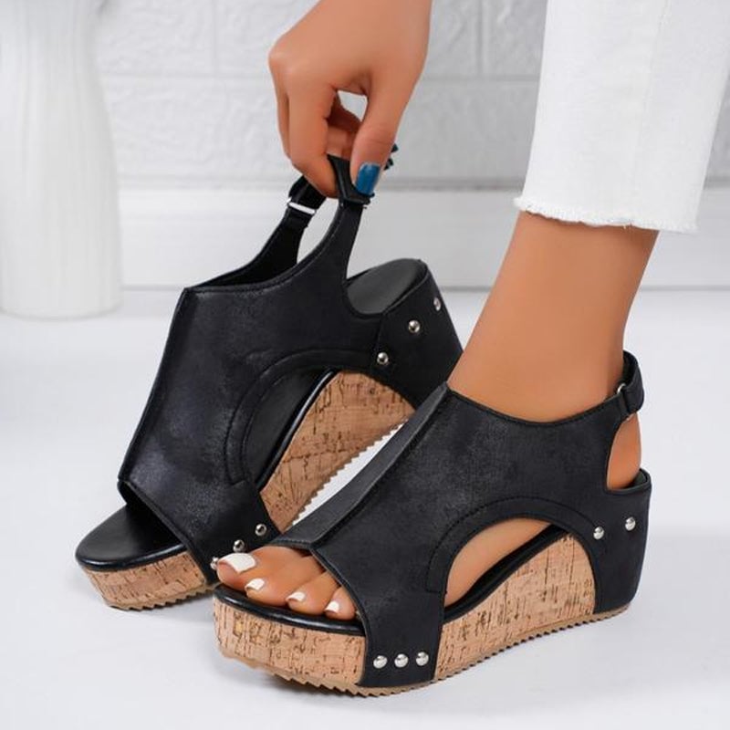 Studded Wedge Peeptoe Sandalen