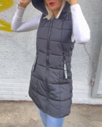 Mouwloze, gewatteerde jas met capuchon en ritssluiting