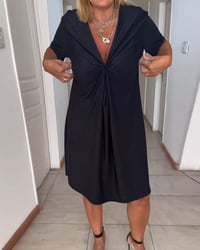 Robe torsadée à manches courtes et col V