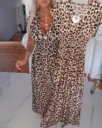 Elegantes Kleid mit Leopardenmuster und V-Ausschnitt