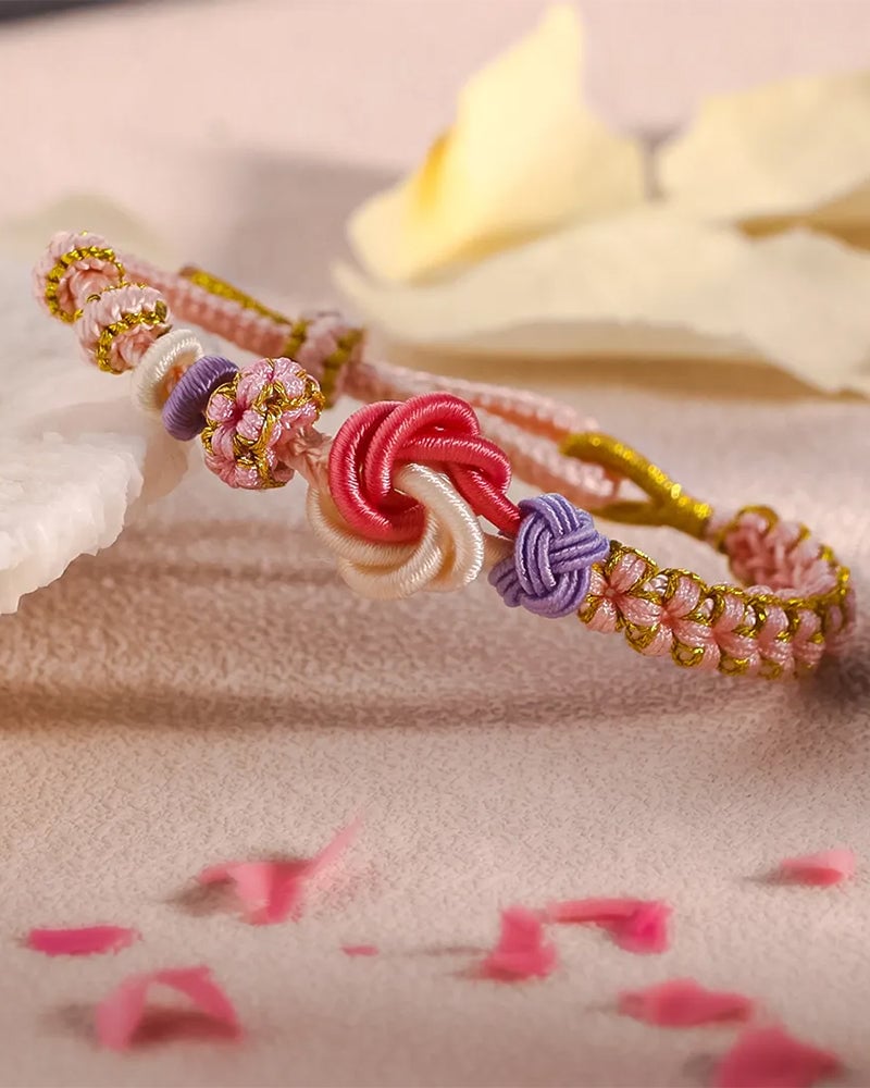 Flettet armbånd med ferskenblomster