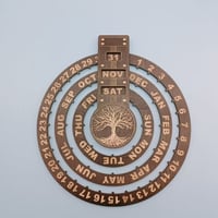 Roterende cirkulær evighedskalender i træ