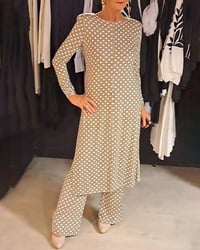 Elegant pak met stippen en split