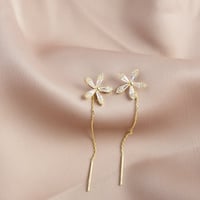 Orecchini a fiore con frange lucide