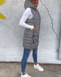 Mouwloze, gewatteerde jas met capuchon en ritssluiting